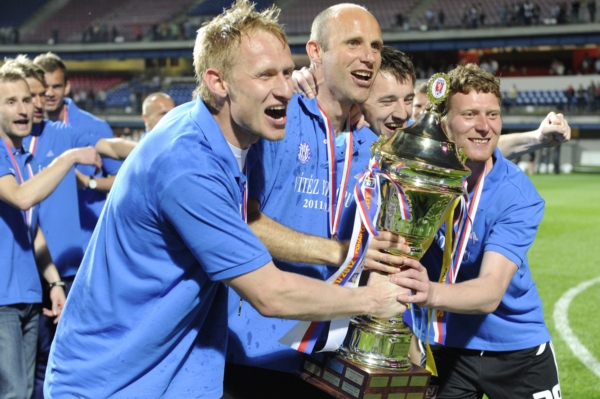 Fotbalisté Olomouce s cennou trofejí. Fotbalisté Olomouce s cennou trofejí.