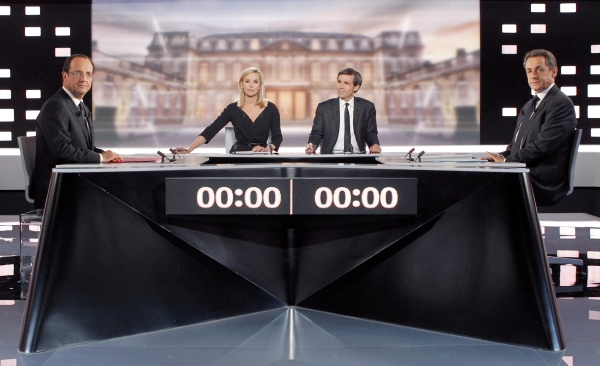 Sarkozy (vpravo) a Hollande v televizním studiu. Sarkozy (vpravo) a Hollande v televizním studiu.
