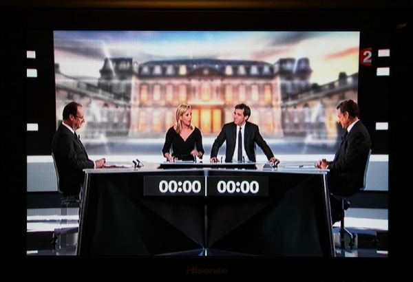 Nicolas Sarkozy (vpravo) a François Holland se střetli v televizní debatě.