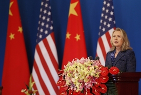 "Žádná země nemůže, nesmí odpírat svému lidu jeho práva," řekla Clintonová.