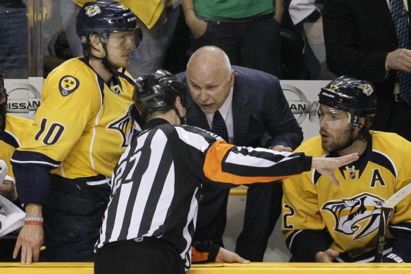 Martin Erat (vlevo) sleduje rozhovor mezi koučem Nashvillu Barrym Trotzem a rozhodčím ve třetím zápase 2. kola play-off s Phoenixem.