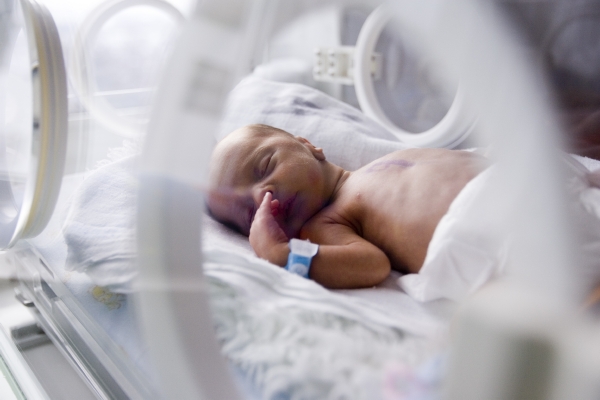 Většina úmrtí předčasně narozených dětí je zbytečná, tvrdí lékaři. Jejich život může zachránit inkubátor a antibiotika. 