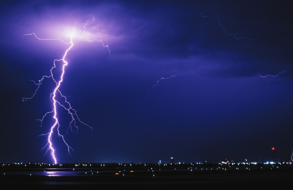Večer přijdou silné bouřky, varují meteorologové. Večer přijdou silné bouřky, varují meteorologové.