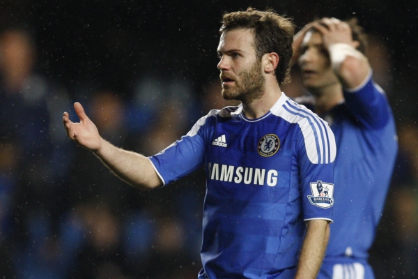 Juan Mata (vpředu) a Frank Lampard po jedné z neproměněných šancí Chelsea.