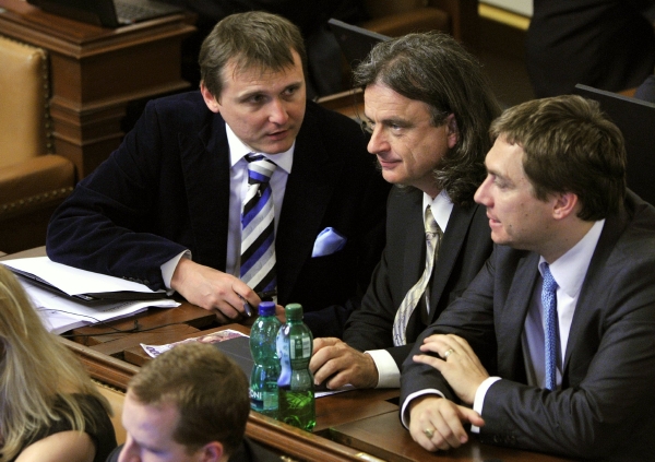 Otto Chaloupka (uprostřed) je podezřelý z poskytování úplatku.
