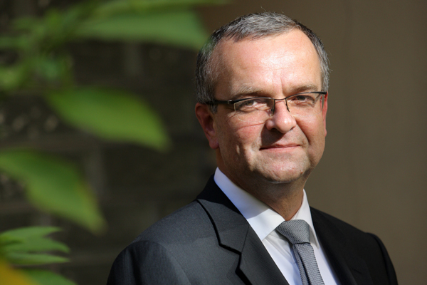 Miroslav Kalousek po loňské úspěšné emisi dluhopisů připravil na květen novou v objemu dvaceti miliard korun. Miroslav Kalousek po loňské úspěšné emisi dluhopisů připravil na květen novou v objemu dvaceti miliard korun.