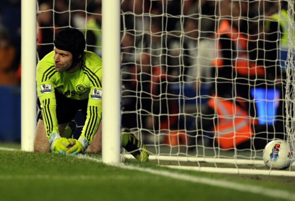 Petr Čech na kolenou po inkasovaném gólu s Nevcastlem.