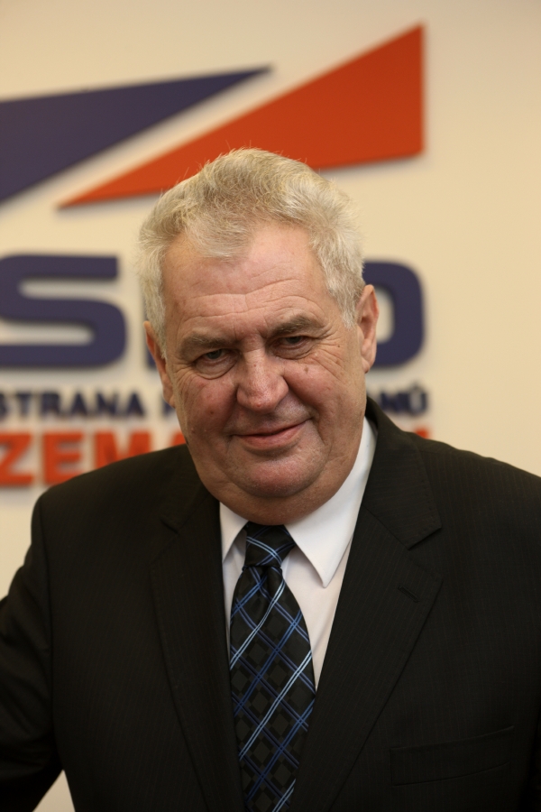 Kandidát na prezidenta Miloš Zeman se v průzkumech pohybuje na třetím místě za Janem Fischerem a Janem Švejnarem.
