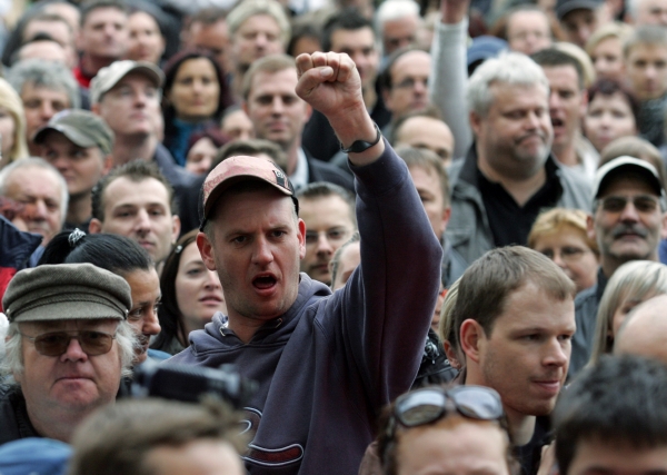 Napadení chlapce vyvolalo v Břeclavi demonstraci, zúčastnilo se jí na dva tisíce lidí.