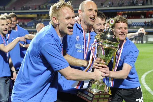 Radost fotbalistů Olomouce po zisku domácího poháru.