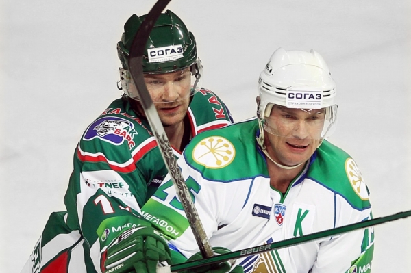 Viktor Kozlov (vpravo) se stal jedním z osmi nových hráčů klubu Lokomotiv Jaroslavl. Viktor Kozlov (vpravo) se stal jedním z osmi nových hráčů klubu Lokomotiv Jaroslavl.