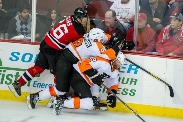 Patrik Eliáš v souboji s hokejisty Philadelphie. Patrik Eliáš v souboji s hokejisty Philadelphie.