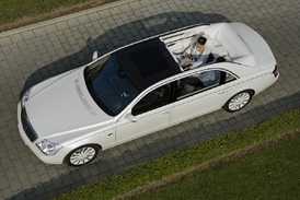 Landaulet má pevnou přední část střechy, zadní je shrnovací.