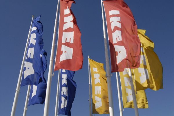 Po hnědých flecích zakladatele IKEA přišla otrocká práce.