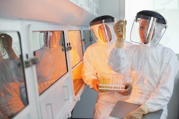 V důkladně zabezpečených laboratořích se zrodil nebezpečný virus (ilustrační foto).