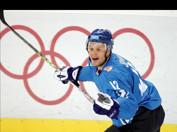 Zimní olympijské hry v Turíně v roce 2006: Fin Olli Jokinen se raduje z vyrovnávací branky.