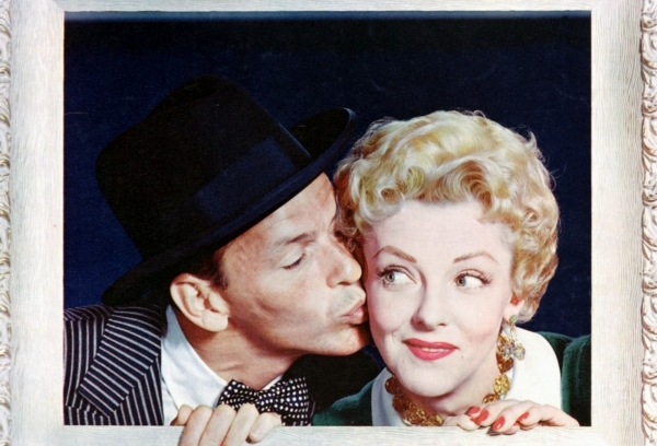 Zpěvák Frank Sinatra ve filmové verzi muzikálu Sázky z lásky z roku 1955.