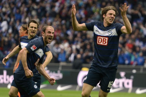Fotbalisté Herthy Berlín mají naději na setrvání v nejvyšší německé lize. Fotbalisté Herthy Berlín mají naději na setrvání v nejvyšší německé lize.