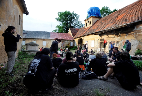 Někteří ze squaterů, kteří 4. července 2009 v Praze demonstrovali proti úternímu vyklizení vily Milada, po skončení akce obsadili nevyužívaný a chátrající statek Cibulka v pražských Košířích. Policie 5. května ráno vystěhovala z Cibulky několik desítek lidí, kteří ji prý neoprávněně obývali. Jednoho muže předvedli k vysvětlení (ilustrační foto). Někteří ze squaterů, kteří 4. července 2009 v Praze demonstrovali proti úternímu vyklizení vily Milada, po skončení akce obsadili nevyužívaný a chátrající statek Cibulka v pražských Košířích. Policie 5. května ráno vystěhovala z Cibulky několik desítek lidí, kteří ji prý neoprávněně obývali. Jednoho muže předvedli k vysvětlení (ilustrační foto).