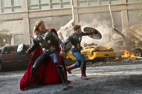 Avengers triumfují: proti zlu, ale i v tržbách.