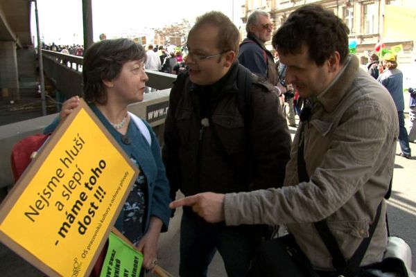 Demonstrantky se vyptávají účastníci filmové dílny Inventura Josef Fojt a Martin Vošmik.