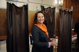 Ségolène Royalovou si Hollande taky nevzal.