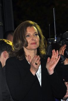 Dvakrát rozvedená 47letá Valérie Trierweilerová je životní družkou dosud svobodného 57letého Hollanda sice od roku 2006.