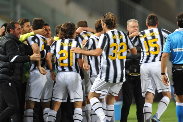 Fotbalisté Juventusu se radují z mistrovského titulu.