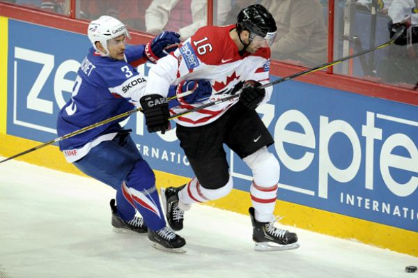 Vincent Bachet z Francie (vlevo) v souboji s Andrew Laddem z Kanady.