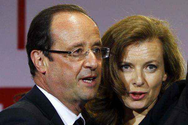 Vítěz francouzských prezidentských voleb François Hollande se svou družkou. Vítěz francouzských prezidentských voleb François Hollande se svou družkou.