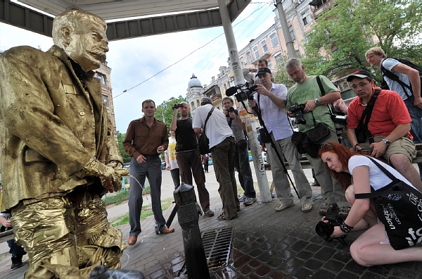 Socha na místě stála jen několik hodin, než ji odstranila policie.