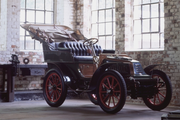Opel Motor Car z roku 1902 vznikl ještě ve spolupráci se společností Darracq.