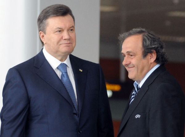 Prezident Janukovyč (vlevo) čelí též hrozbě politického bojkotu Eura 2012.