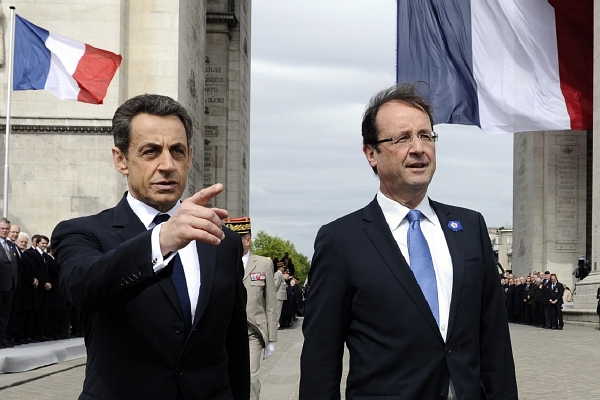 Dosluhující prezident Sarkozy a nově zvolený Hollande.