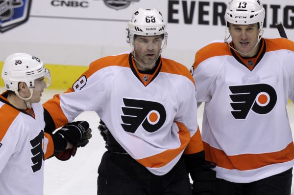 Jaromír Jágr (uprostřed) se ve Philadelphii potkal i s Pavlem Kubinou (vpravo).
