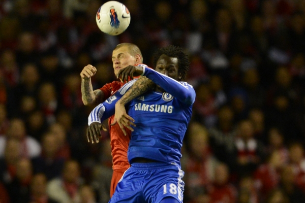 Romelu Lukaku z Chelsea (vpravo) a Martin Škrtel.