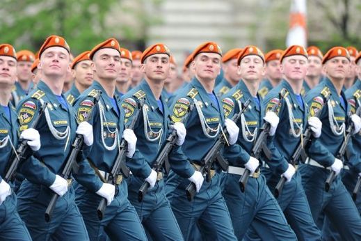Po moskevském Rudém náměstí pochodovalo na 14 tisíc vojáků.