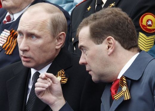 Na přehlídce nemohlo chybět nerozlučné duo Putin - Medveděv.