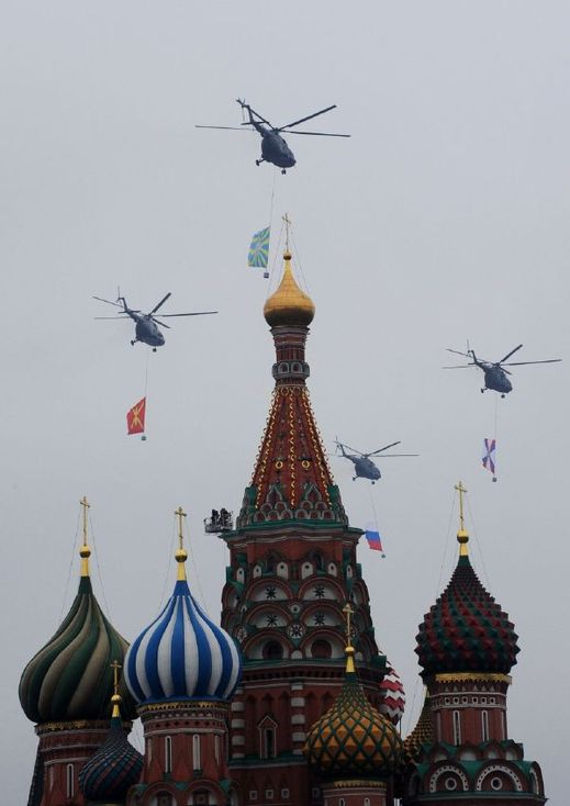 Letectvo zastupovala pětice vrtulníků Mi-8 s prapory Ruska.