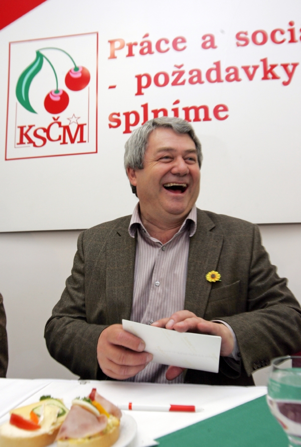 Předseda KSČM Vojtěch Filip má důvod k radosti. Hospodářská krize a vládní škrty mu ženou do náruče nové voliče. Úplně bez práce.
