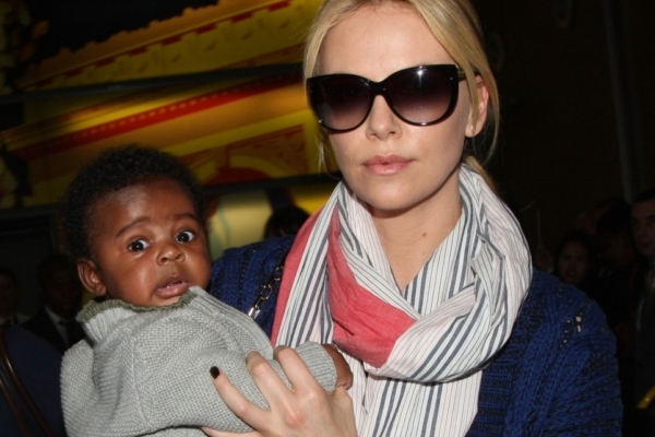 Charlize Theronová s adoptovaným synem.