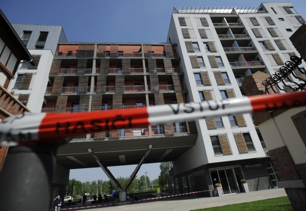 V části bytového domu se koncem dubna zdeformovalo několik sloupů konstrukce. V části bytového domu se koncem dubna zdeformovalo několik sloupů konstrukce.