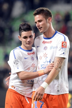 Útočník Olivier Giroud (vpravo) a záložník Remi Cabella.