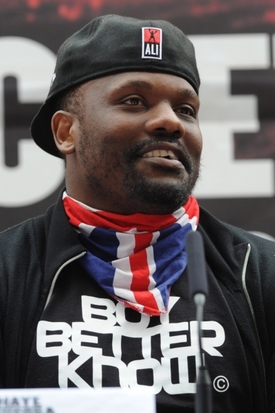 Dereck Chisora ta tiskové konferenci.