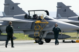 Členy delegace byli také představitelé švédské zbrojovky Saab, kteří usilují o to, aby si Česko ponechalo stíhačky Jas-39 Gripen, které má do roku 2015 pronajaté od Švédska.
