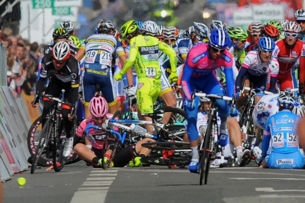 Hromadný pád v závěru 3. etapy cyklistického Gira. Hromadný pád v závěru 3. etapy cyklistického Gira.