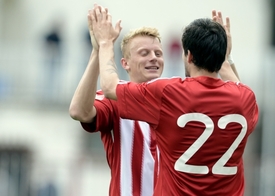 Matej Sivrič (zády) a Karel Kiidron ze Žižkova se radují z gólu.