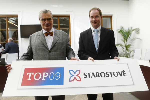 Předseda TOP 09 a ministr zahraničních věcí Karel Schwarzenberg (vlevo) a předseda hnutí Starostové a nezávislí Petr Gazdík představili v Praze nové logo pro krajské volby 2012. Předseda TOP 09 a ministr zahraničních věcí Karel Schwarzenberg (vlevo) a předseda hnutí Starostové a nezávislí Petr Gazdík představili v Praze nové logo pro krajské volby 2012.