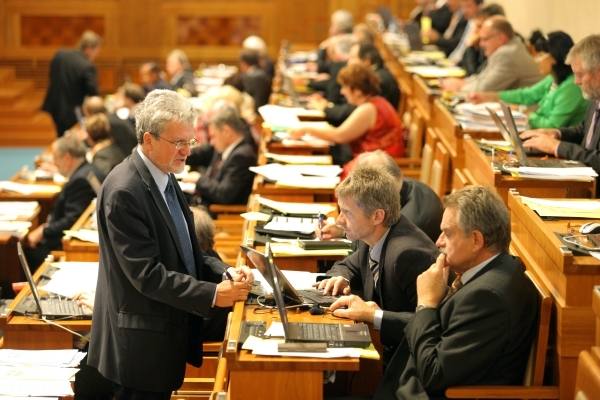 Senát by mohl snížit daň z kurzových sázek z 20 na 15 procent.