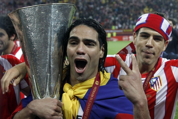 Falcao s trofejí za vítězství v Evropské lize.